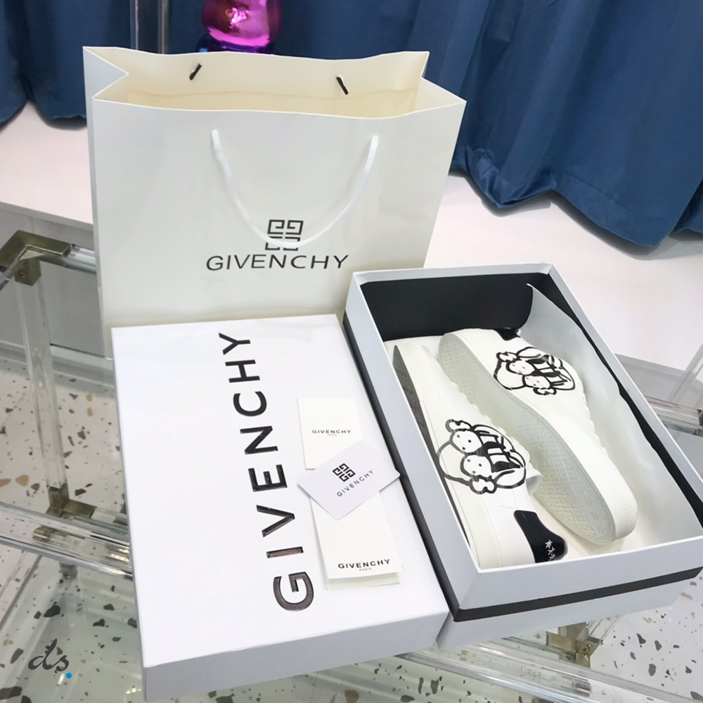 GIVENCHY Sneakers City sport in leather with tag effect dog print (3)