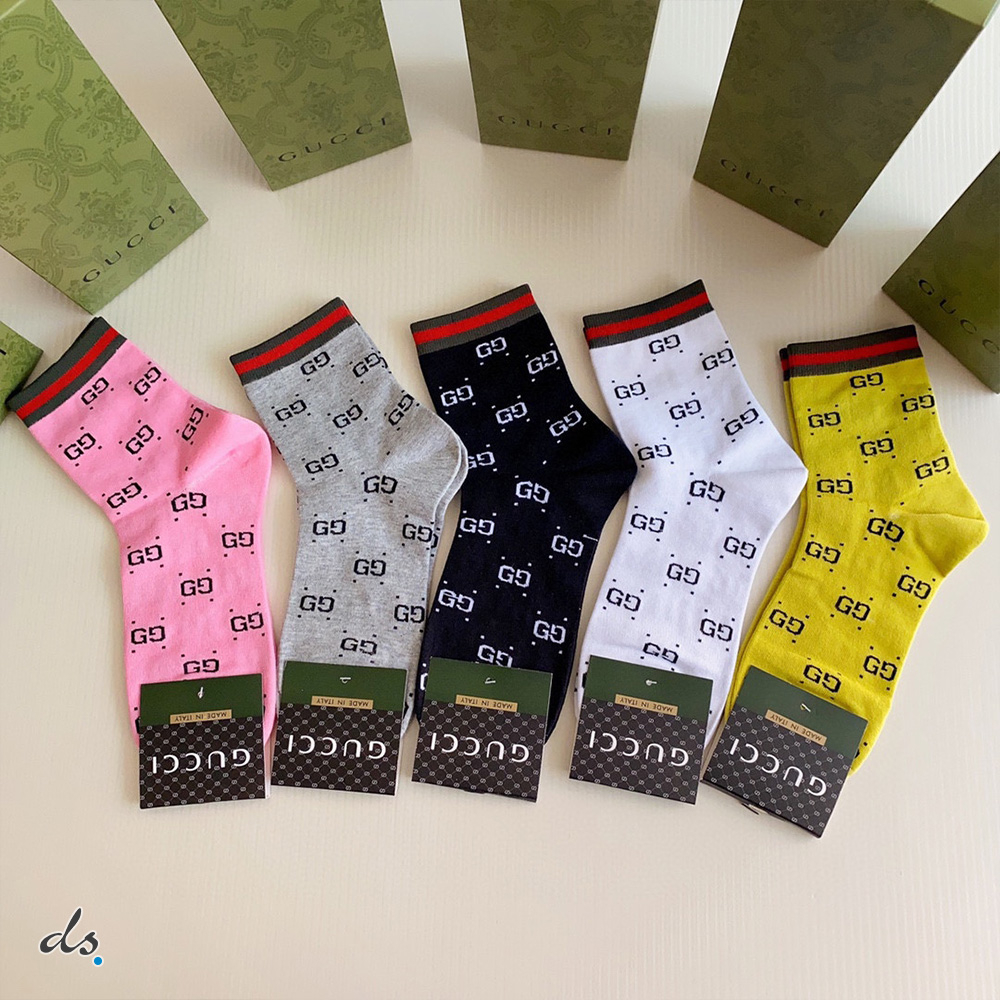 GUCCI ONE BOX AND FIVE PAIRS MID LENGTH SOCKS (2)