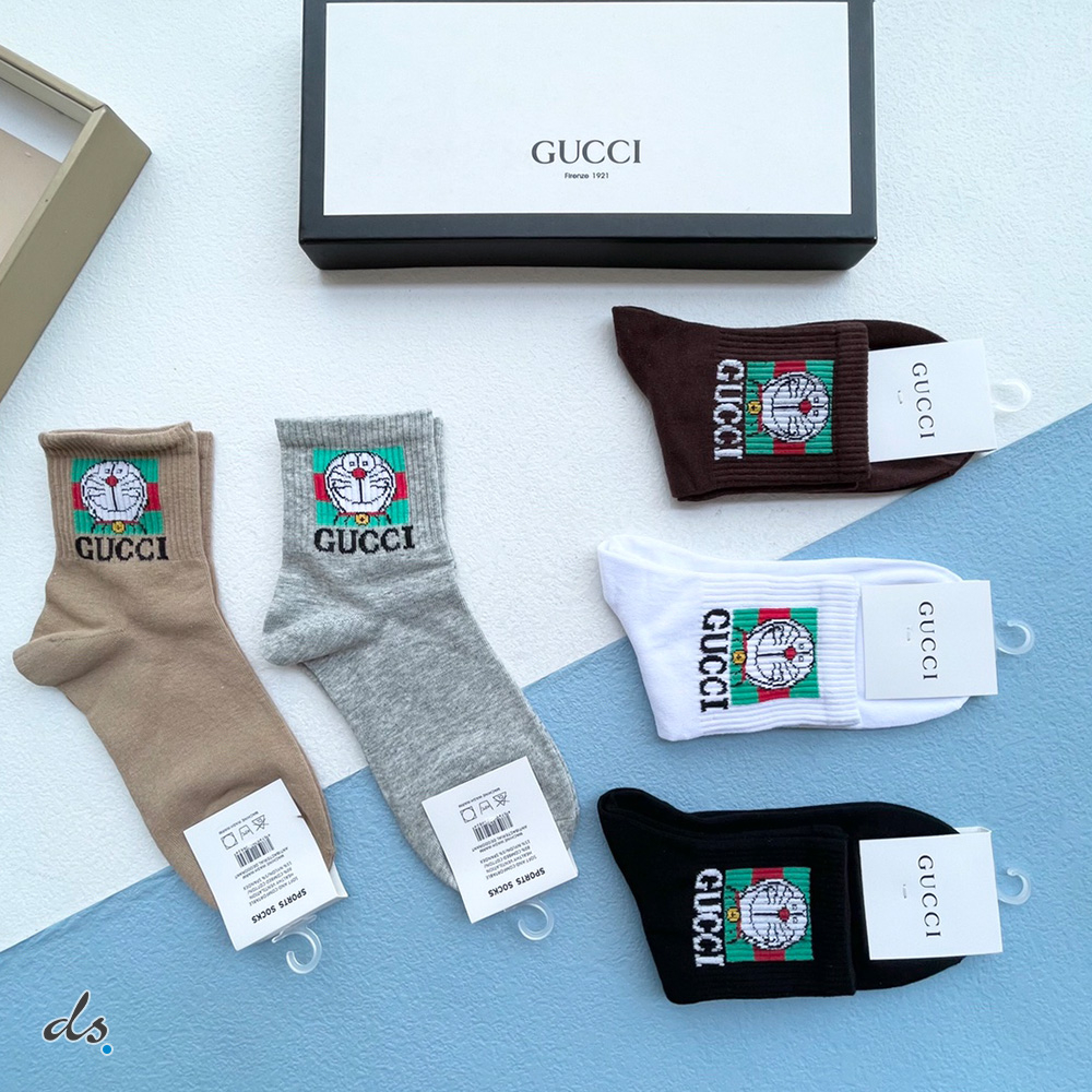 GUCCI ONE BOX AND FIVE PAIRS SHORT LENGTH SOCKS (3)