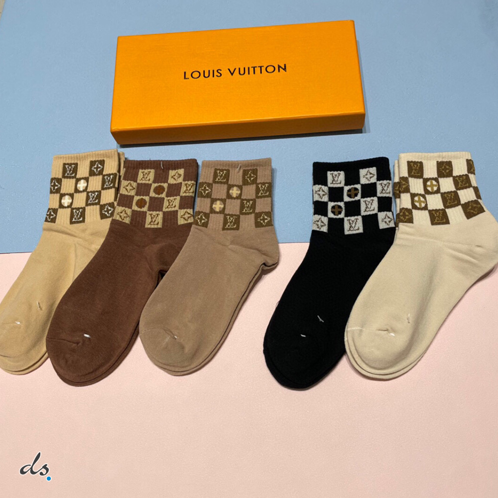 LOUIS VUITTON ONE BOX AND FIVE PAIRS SHORT LENGTH SOCKS (2)