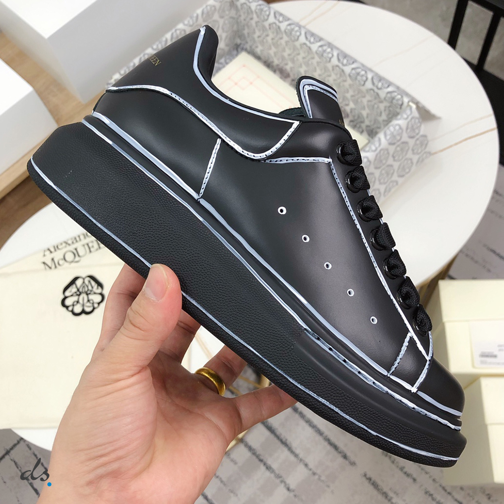Alexander McQueen Oversized Sneaker in Black and silver (2)