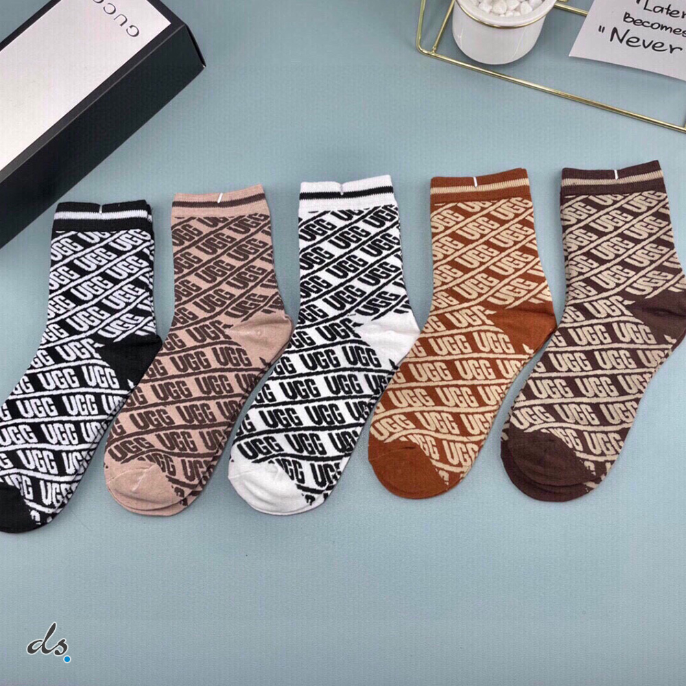 GUCCI ONE BOX AND FIVE PAIRS MID LENGTH SOCKS (2)