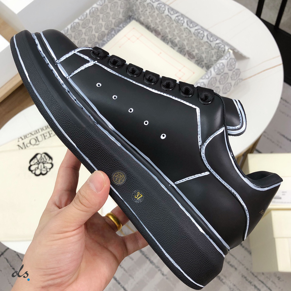 Alexander McQueen Oversized Sneaker in Black and silver (3)