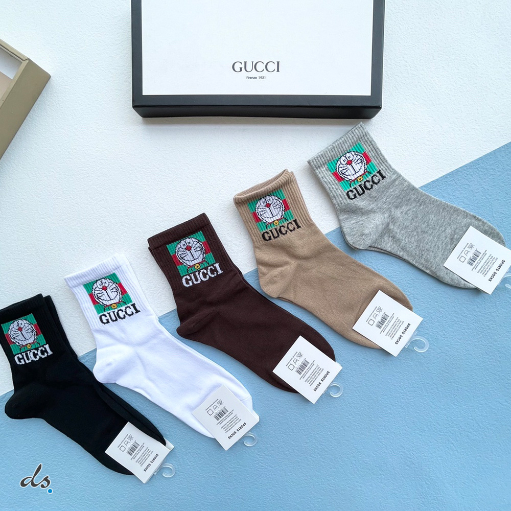 GUCCI ONE BOX AND FIVE PAIRS SHORT LENGTH SOCKS (2)