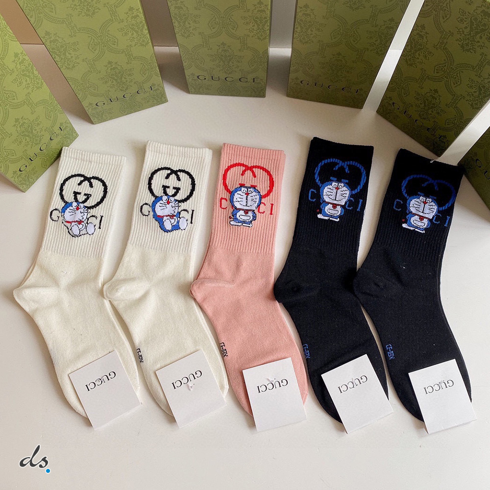 GUCCI ONE BOX AND FIVE PAIRS HIGH LENGTH SOCKS (2)