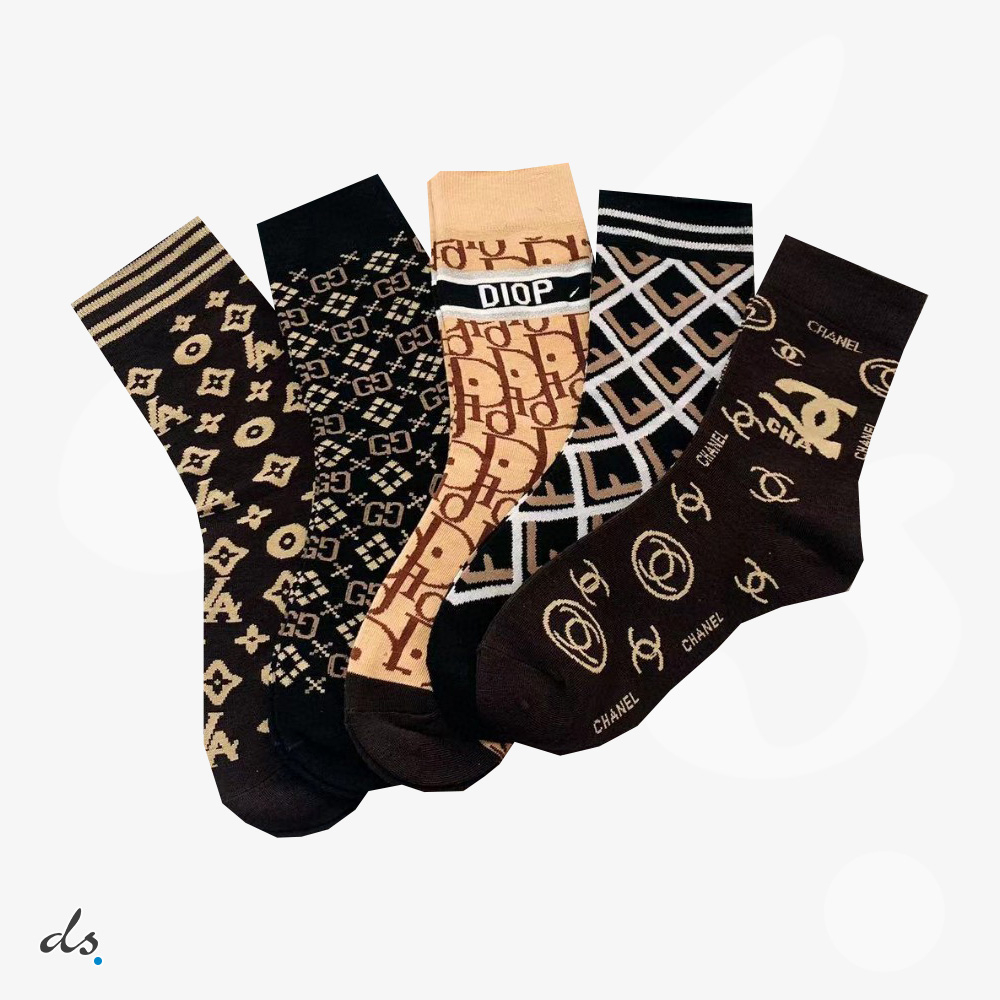 GUCCI ONE BOX AND FIVE PAIRS CLASSIC MID LENGTH SOCKS (1)